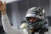 El alemán Nico Rosberg celebra, en Budapest, su cuarta 'pole' del año.-REUTERS / LASZLO BALOGH