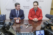 Un momento de la firma que protagonizaron Rico (izq) y Herrero (dch).-S. O.