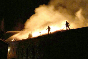 Imagen del incendio en las viviendas de Quintanar, ayer.-ECB