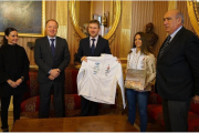 Cristina Gutiérrez posa con el alcalde de Burgos, Javier Lacalle, y los representantes de los patrocinadores principales.-ECB