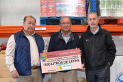 El presidente del Banco de Alimentos, José Luis Herrero (centro), junto al teniente de alcalde de San Adrián, José María Gil, y el regidor, Florencio Martínez.-ECB