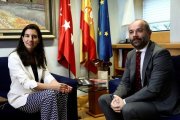 El presidente de la Asamblea de Madrid, Juan Trinidad, y la candidata de Vox en la Comunidad de Madrid, Rocío Monasterio, durante la reunión que han mantenido este martes, dentro de una nueva ronda de contactos con los seis grupos parlamentarios.-MARIS