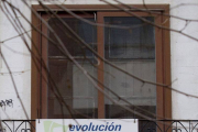 Cartel de alquiler en el balcón de una vivienda-RAUL G. OCHOA