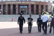 Varios policías caminan hacia el edificio de los juzgados donde de ha registrado el tiroteo.-AP / ANDREY NIKERICHEV