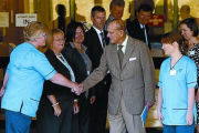 Una imagen de archivo del príncipe Felipe de Edimburgo saliendo del hospital.-ANDREW MILLIGAN