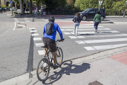 El paso de ciclistas en el puente Castilla se considera peligroso por este colectivo.-SANTI OTERO