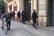Agentes de los Mossos en Viladomat 40 de Barcelona, donde se ha practicado un registro.-GUILEM SÁNCHEZ