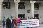 Los trabajadores se manifestaron ayer frente al Ayuntamiento de Burgos.-RAÚL G. OCHOA