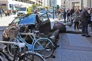 Accidente ocurrido hace unos meses en los primeros números de la calle Vitoria que causó la sorpresa de decenas de viandantes.-ISRAEL L. MURILLO