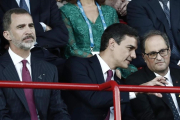 Pedro Sánchez, junto al Rey, charla con Quim Torra, el pasado 22 de junio, en la inauguración de los Juegos Mediterráneos de Tarragona.-EFE / JESÚS DIGES