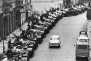 Tanques soviéticos aparcados en Praga-EL PERIÓDICO