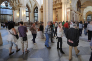 La gestión de la promoción turística es una de las cuestiones que se debate. En la imagen turistas en la Catedral.-ISRAEL L. MURILLO