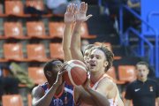 Diop lanza a canasta encimado por el base de Leyma Coruña Pecikevicius. RAÚL G. OCHOA
