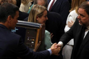 Pedro Sánchez y Oriol Junqueras se saludan, el pasado 21 de mayo en el Congreso de los Diputados.-EFE