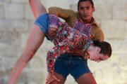 María Andrés y Denis Martínez en la pieza Out of the blue’, ayer en el Monasterio de San Juan. RAÚL OCHOA