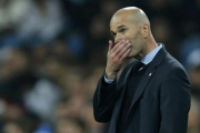 Zinedine Zidane volvió a pasarlo muy mal anoche, en el Santiago Bernabéu, viendo el fracaso de su equipo.-AP / FRANCISCO SECO