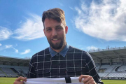 Michu posa con la camiseta del Burgos que enviará a Haaland, ayer. BURGOS CF