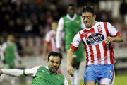 Valle salva la entrada de un jugador del Betis el pasado curso.-EL PROGRESO