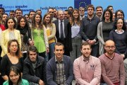 Foto de familia de Valdeón, Alicia García y Herrera con los participantes en la presentación del Plan de Empleo Joven 2016 celebrado en el Centro Cultural Miguel Delibes de Valladolid.-J. M. LOSTAU