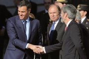 Abucheos y silbidos a Pedro Sánchez a su llegada al Congreso para participar en el acto conmemorativo de los 40 años de la Constitución española.-EFE / JUANJO MARTÍN