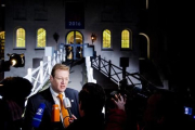 Ard van der Steur, titular holandés de Seguridad y Justicia, habla ante la prensa a su llegada a la reunión, este lunes en Ámsterdam.-AFP