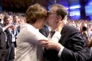 Rajoy se despide de Santamaría tras haber pronunciado su último discurso como presidente del PP, en julio, en el congreso del PP.-DAVID CASTRO