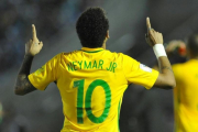 Neymar celebra su gol ante Uruguay en el Centenario de Montevideo.-AFP / DANTE FERNÁNDEZ