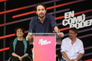 Pablo Iglesias, en un mitin de En Comú Podem, junto a Ada Colau y Xavier Domènech en junio del 2016 en Barcelona-DANNY CAMINAL