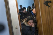 Una mujer abandona llorando la casa ocupada en la que vivía con su familia, tras ser desahuciada por la policía.-AFP / PEDRO ARMESTRE