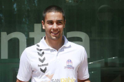 Álex López posa con la camiseta del CB Miraflores en la sede de Avantia.-RAÚL OCHOA