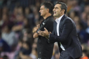 Valverde da instrucciones a sus jugadores en el Barça-Eibar.-JORDI COTRINA