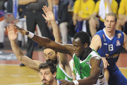 Roger Fornas postea ante Thomas y Pérez, ayer.-ISRAEL L. MURILLO
