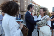 El consejero de Fomento, Juan Carlos Suárez Quiñones, junto a la alcaldesa de Ponferrada, Gloria Fernández Merayo (I), y la Comisaria Jefe de Ponferrada, Estíbaliz Palma (D), durante la conferencia sobre la 'Ley mordaza', en Ponferrada-Ical