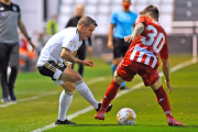 Juanma tira el caño a un rival. TOMÁS ALONSO