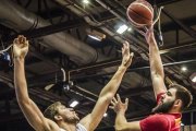 Kravtsov puntea el lanzamiento de Dubljevic en el partido disputado ayer en Niksic, Montenegro.-FIBA