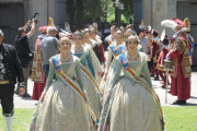 La comitiva de falleras entra al Palacio de la Isla.-ISRAEL L. MURILLO