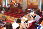 A la derecha de la imagen la silla vacía del interventor a la izquierda el secretario municipal.-ISRAEL L. MURILLO