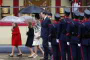 El presidente del Gobierno en funciones, Mariano Rajoy, en el desfile militar del 12-O junto a la reina Letizia y sus hijas-JUAN MANUEL PRATS
