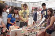 Los puestos de la feria son muy variados, desde alimentación a artesanía o joyería.-ECB