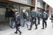 La Guardia Civil, a la entrada de las oficinas de BIMSA, en la calle Bolivia de Barcelona.-FERRAN NADEU