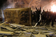 Manifestantes cortando una calle con barricadas en el centro de Barcelona-AFP