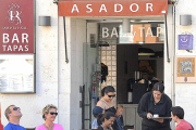 El sector servicios, impulsado por la hostelería y el turismo, redujo el número de parados un 6% en un mes.-I.L.M