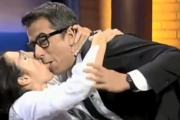 Andreu Buenafuente, en un comprometido momento con la niña de Shrek (Silvia Abril) durante su programa 'Late Motiv' (canal #0). Un ejemplo de 'improvisación' ideada por los guionistas del 'show'.-