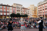 La Plaza Mayor es un punto fuerte del Enclave, al que regresan Debla Danza (izq.) y A Cal y Canto.-ISRAEL L. MURILLO
