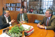El alcalde (a la izda.) charla con el delegado territorial y el jefe del servicio territorial de Fomento de la Junta-E. M.