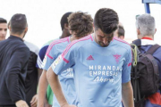 Álex García se dirige al vestuario cabizbajo tras la derrota y el consiguiente descenso.-LALIGA.COM