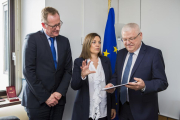La consejera de Agricultura y Ganadería, Milagros Marcos, acompañada de integrantes de la Mesa del Vacuno de Leche de Castilla y León, se reúne con el director general de Agricultura y Desarrollo Rural de la Comisión Europea, Jerzy Bodgan (D), y su adjunt-ICAL
