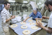 Varias personas trabajan en la elaboración de los roscones de Reyes en el obrador de Panadería Zamorano.-ISRAEL L. MURILLO
