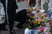 El primer ministro de Australia, Scott Morrison, reza frente un altar improvisado en honor a las víctimas del ataque a la mezquita Al-Noor Mosque en Christchurch.-EFE