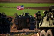 Un convoy de tanques con bande ra de EEUU circulan a las afueras de la ciudad de Manbij, al norte de Siria.-AFP